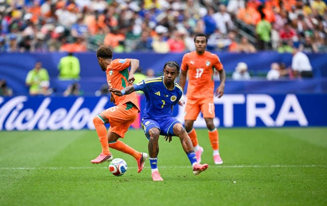 June 25, 2026, Philadelphia, Pennsylvania, United States: Curacao player, JUNINHO BACUNA (7) in action against Ivory Coast player, GUELA DOUE (17) during the Group E World Cup match at Philadelphia Stadium Philadelphia USA - ZUMArf1_ 20260625_spo_rf1_304 Copyright: xRickyxFitchettx