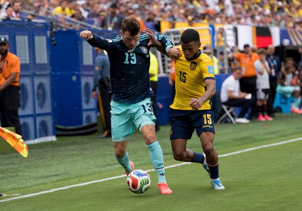 Zweikampf zwischen: duel between: Pascal Gross (Germany, 13) und Pedro Vite (Ecuador, 15) FIFA World Cup, WM, Weltmeisterschaft, Fussball 2026: Ecuador vs Deutschland 25 June 2026, FIFA World Cup 2026: Ecuador vs Deutschland (Group E, Matchday 3) at New York New Jersey Stadium in East Rutherford, New Jersey, USA. *** Tackle between Pascal Gross (Germany, 13) and Pedro Vite (Ecuador, 15) at the 2026 FIFA World Cup: Ecuador vs. Germany on June 25, 2026; 2026 FIFA World Cup: Ecuador vs. Germany, Group E, Matchday 3 at New York New Jersey Stadium in East Rutherford, New Jersey, USA Copyright: HMBxMedia xMarcoxBader