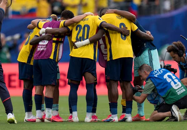 Die Spieler von Ecuador und Deutschland beten gemeinsam nach dem Abpfiff. Unter anderem mit Nilson Angulo (Ecuador, 20), Anthony Valencia (Ecuador, 8), Felix Nmecha (Germany, 23) und Jonathan Tah (Germany, 4) FIFA World Cup, WM, Weltmeisterschaft, Fussball 2026: Ecuador vs Deutschland 25 June 2026, FIFA World Cup 2026: Ecuador vs Deutschland (Group E, Matchday 3) at New York New Jersey Stadium in East Rutherford, New Jersey, USA. *** The players from Ecuador and Germany pray together after the final whistle. Among them are Nilson Angulo (Ecuador, 20), Anthony Valencia (Ecuador, 8), Felix Nmecha (Germany, 23), and Jonathan Tah (Germany, 4). FIFA World Cup 2026: Ecuador vs. Germany, June 25, 2026, FIFA World Cup 2026: Ecuador vs. Germany, Group E, Matchday 3 at New York New Jersey Stadium in East Rutherford, New Jersey, USA Copyright: HMBxMedia xMarcoxBader