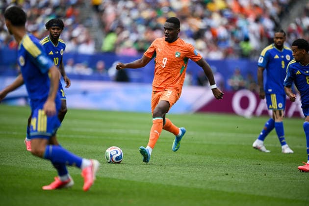June 25, 2026, Philadelphia, Pennsylvania, United States: Curacao player, ROSHON VAN EIJMA (4) in action against Ivory Coast player, ANGE-YOAN BONNY (9) during the Group E World Cup match at Philadelphia Stadium Philadelphia USA - ZUMArf1_ 20260625_spo_rf1_302 Copyright: xRickyxFitchettx