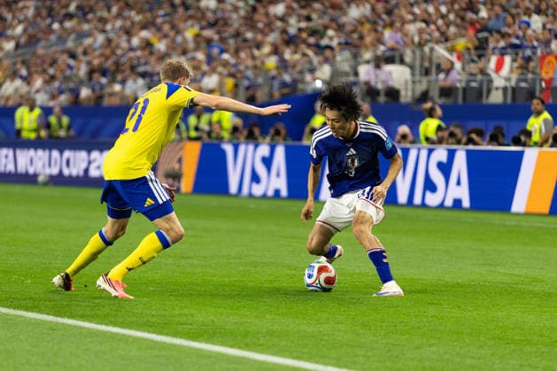 June 25, 2026, Arlington, Texas, USA: Japan midfielder KEITO NAKAMURA (13) (right) moves past Sweden defender ALEXANDER BERNHARDSSON (21) (left)during a Group F 2026 FIFA World Cup, WM, Weltmeisterschaft, Fussball match between Japan and Sweden at Dallas Stadium in Arlington, Texas. Arlington USA - ZUMAh193 20260625_zsp_h193_005 Copyright: xDanielxMcGregor-Huyerx