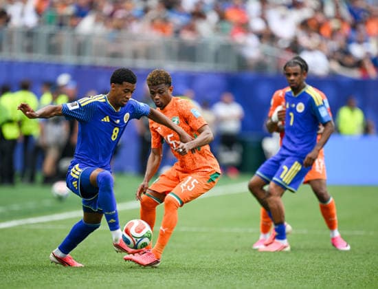 June 25, 2026, Philadelphia, Pennsylvania, United States: Curacao player, LIVANO COMENENCIA (8) in action against Ivory Coast player, AMAD DIALLO (15) during the Group E World Cup match at Philadelphia Stadium Philadelphia USA - ZUMArf1_ 20260625_spo_rf1_305 Copyright: xRickyxFitchettx