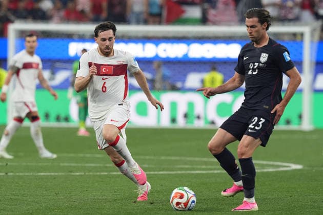 Orkun Kokcu (L) of Turkey vies for the ball with Joe Scally of United States during the FIFA World Cup, WM, Weltmeisterschaft, Fussball 2026 group stage match Turkey against United States at the SoFi Stadium in Los Angeles, United States, 25 June 2026. FIFA World Cup 2026 - Group D - Turkey vs USA !ACHTUNG: NUR REDAKTIONELLE NUTZUNG!  Copyright: xOmarxAlonsox GR5416 20260626-55020713527_1