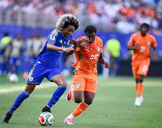 June 25, 2026, Philadelphia, Pennsylvania, United States: Curacao TAHITH CHONG (21) in action against Ivory CoastoÂ¢Ã¢öÂ¬Ã¢Â¢s player, CHRIST INAO OULAI (26) during the Group E World Cup match at Philadelphia Stadium Philadelphia USA - ZUMArf1_ 20260625_spo_rf1_331 Copyright: xRickyxFitchettx