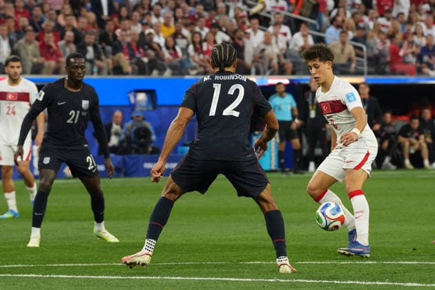 Arda Guler (R) of Turkey vies for the ball with Miles Robinson of United States during the FIFA World Cup, WM, Weltmeisterschaft, Fussball 2026 group stage match Turkey against United States at the SoFi Stadium in Los Angeles, United States, 25 June 2026. FIFA World Cup 2026 - Group D - Turkey vs USA !ACHTUNG: NUR REDAKTIONELLE NUTZUNG!  Copyright: xOmarxAlonsox GR5415 20260626-55020713528_1