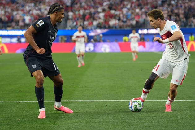 Kenan Yildiz (R) of Turkey vies for the ball with Miles Robinson of United States during the FIFA World Cup, WM, Weltmeisterschaft, Fussball 2026 group stage match Turkey against United States at the SoFi Stadium in Los Angeles, United States, 25 June 2026. FIFA World Cup 2026 - Group D - Turkey vs USA !ACHTUNG: NUR REDAKTIONELLE NUTZUNG!  Copyright: xOmarxAlonsox GR5413 20260626-55020713529_1