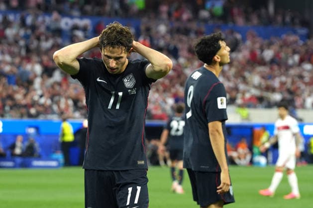 Brenden Aaronson of United States laments during the FIFA World Cup, WM, Weltmeisterschaft, Fussball 2026 group stage match Turkey against United States at the SoFi Stadium in Los Angeles, United States, 25 June 2026. FIFA World Cup 2026 - Group D - Turkey vs USA !ACHTUNG: NUR REDAKTIONELLE NUTZUNG!  Copyright: xOmarxAlonsox GR5417 20260626-55020713564_1