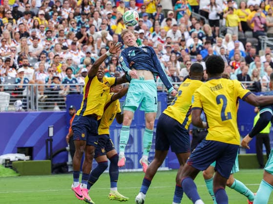 June 25, 2026, East Rutherford, New Jersey, USA: Germany forward MAXIMILIAN BEIER (14) goes up for the ball while Ecuador defender PERVIS ESTUPINAN (7) defends during the 2026 FIFA World Cup, WM, Weltmeisterschaft, Fussball match between Ecuador and Germany at MetLife Stadium in East Rutherford, NJ East Rutherford USA - ZUMAr225 20260625_zsp_r225_047 Copyright: xScottxRausenbergerx