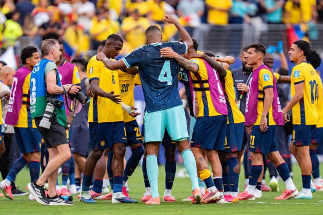 FIFA Fussball Weltmeisterschaft 2026, Gruppe E, Spiel 3, Ecuador vs Deutschand, 25.06.2026, Metlife-Stadion in New Jersey Felix Nmecha (Deutschland) Jonathan Tah (Deutschland) im Gebet mit Spielern von Ecuador *** 2026 FIFA World Cup, Group E, Match 3, Ecuador vs. Germany, June 25, 2026, MetLife Stadium in New Jersey: Felix Nmecha (Germany) and Jonathan Tah (Germany) praying with players from Ecuador Copyright: xBahhoxKarax