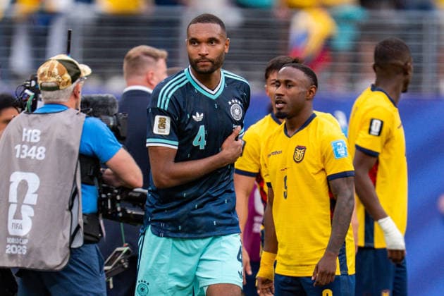 FIFA Fussball Weltmeisterschaft 2026, Gruppe E, Spiel 3, Ecuador vs Deutschand, 25.06.2026, Metlife-Stadion in New Jersey Felix Nmecha (Deutschland) Jonathan Tah (Deutschland) im Gebet mit Spielern von Ecuador *** 2026 FIFA World Cup, Group E, Match 3, Ecuador vs. Germany, June 25, 2026, MetLife Stadium in New Jersey: Felix Nmecha (Germany) and Jonathan Tah (Germany) praying with players from Ecuador Copyright: xBahhoxKarax