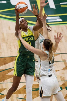 June 25, 2026, Seattle, Washington, USA: Seattle Storm center DOMINIQUE MALONGA (14) attempts a field goal over New York Liberty guard SABRINA IONESCU (20) in the second quarter of the WNBA, Basketball Damen, USA match between the Seattle Storm and New York Liberty at Climate Pledge Arena in Seattle. WNBA 2026: Seattle 99:88 New York  - ZUMAd218 20260625_zsp_d218_009 Copyright: xRichardxDizonx