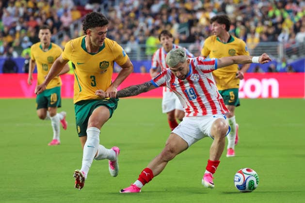 Julio Enciso (R) of Paraguay vies for the ball with Alessandro Circati (L) of Australia during the FIFA World Cup, WM, Weltmeisterschaft, Fussball 2026 Group D match between Paraguay and Australia at Levi s stadium in Santa Clara, California, United States, 25 June 2025. FIFA World Cup 2026 - Group D - Paraguay vs. Australia !ACHTUNG: NUR REDAKTIONELLE NUTZUNG!  Copyright: xMiguelxGutierrezx GR5410 20260626-55020713621_1