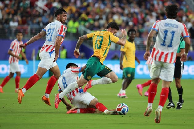 Diego Gomez (bottom) of Paraguay vies for the ball with Aiden Oneill (top) of Australia during the FIFA World Cup, WM, Weltmeisterschaft, Fussball 2026 Group D match between Paraguay and Australia at Levi s stadium in Santa Clara, California, United States, 25 June 2025. FIFA World Cup 2026 - Group D - Paraguay vs. Australia !ACHTUNG: NUR REDAKTIONELLE NUTZUNG!  Copyright: xMiguelxGutierrezx GR5411 20260626-55020713622_1