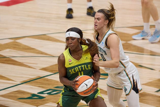 June 25, 2026, Seattle, Washington, USA: Seattle Storm guard FLAUJAE JOHNSON (4) controls the basketball while defended by New York Liberty guard SABRINA IONESCU (20) in the second quarter of the WNBA, Basketball Damen, USA match between the Seattle Storm and New York Liberty at Climate Pledge Arena in Seattle. WNBA 2026: Seattle 99:88 New York  - ZUMAd218 20260625_zsp_d218_019 Copyright: xRichardxDizonx