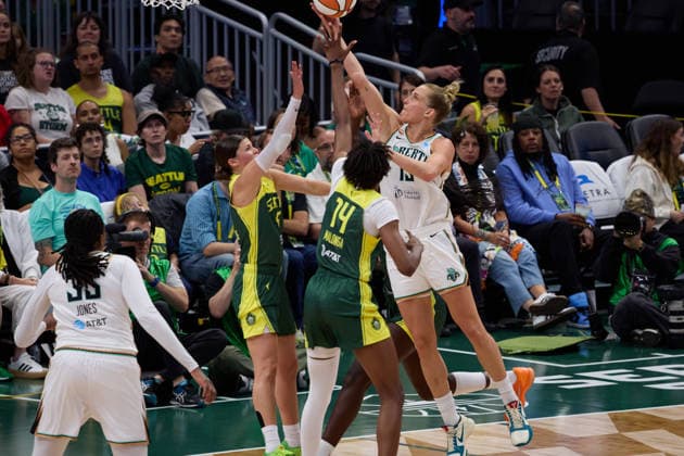 June 25, 2026, Seattle, Washington, USA: New York Liberty forward LEONIE FIEBICH (13) attempts a lay-up over Seattle Storm guard JADE MELBOURNE (5) in the second quarter of the WNBA, Basketball Damen, USA match between the Seattle Storm and New York Liberty at Climate Pledge Arena in Seattle. WNBA 2026: Seattle 99:88 New York  - ZUMAd218 20260625_zsp_d218_021 Copyright: xRichardxDizonx