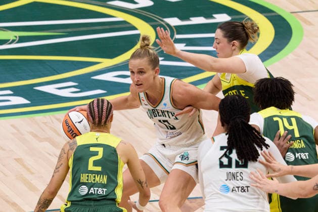 June 25, 2026, Seattle, Washington, USA: New York Liberty forward LEONIE FIEBICH (13) controls the basketball in the third quarter of the WNBA, Basketball Damen, USA match between the Seattle Storm and New York Liberty at Climate Pledge Arena in Seattle. WNBA 2026: Seattle 99:88 New York  - ZUMAd218 20260625_zsp_d218_022 Copyright: xRichardxDizonx