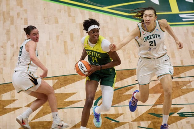 June 25, 2026, Seattle, Washington, USA: Seattle Storm center DOMINIQUE MALONGA (14) looks to the rim while defended by New York Liberty center HAN XU (21) in the second quarter of the WNBA, Basketball Damen, USA match between the Seattle Storm and New York Liberty at Climate Pledge Arena in Seattle. Seattle USA - ZUMAd218 20260625_zsp_d218_008 Copyright: xRichardxDizonx