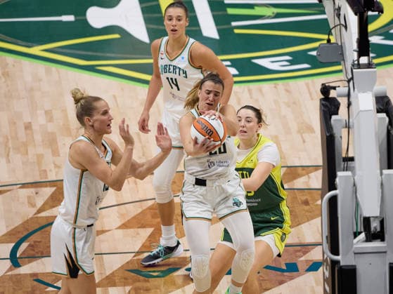 June 25, 2026, Seattle, Washington, USA: New York Liberty guard SABRINA IONESCU (20) pulls down a rebound in the second quarter of the WNBA, Basketball Damen, USA match between the Seattle Storm and New York Liberty at Climate Pledge Arena in Seattle. Seattle USA - ZUMAd218 20260625_zsp_d218_010 Copyright: xRichardxDizonx