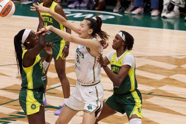 June 25, 2026, Seattle, Washington, USA: New York Liberty center HAN XU (21) passes the ball to a teammate in the third quarter of the WNBA, Basketball Damen, USA match between the Seattle Storm and New York Liberty at Climate Pledge Arena in Seattle. WNBA 2026: Seattle 99:88 New York  - ZUMAd218 20260625_zsp_d218_026 Copyright: xRichardxDizonx