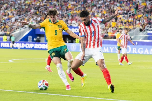 FIFA World Cup, WM, Weltmeisterschaft, Fussball 2026 - Group D - Paraguay vs Australia Australia defender Jordan Bos and Paraguay defender Omar Alderete in action during the FIFA World Cup 2026 group stage match Paraguay vs Australia, at San Francisco Bay Area Stadium in Santa Clara, USA, 25 June 2026. SANTA CLARA United States  Copyright: xBENJAMINxFANJOYx