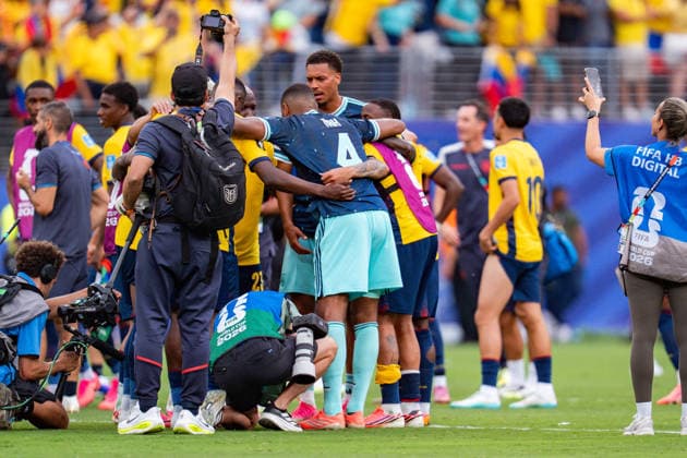FIFA Fussball Weltmeisterschaft 2026, Gruppe E, Spiel 3, Ecuador vs Deutschand, 25.06.2026, Metlife-Stadion in New Jersey Felix Nmecha (Deutschland) Jonathan Tah (Deutschland) im Gebet mit Spielern von Ecuador *** 2026 FIFA World Cup, Group E, Match 3, Ecuador vs. Germany, June 25, 2026, MetLife Stadium in New Jersey: Felix Nmecha (Germany) and Jonathan Tah (Germany) praying with players from Ecuador Copyright: xBahhoxKarax