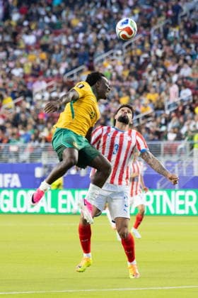 FIFA World Cup, WM, Weltmeisterschaft, Fussball 2026 - Group D - Paraguay vs Australia Australia forward Nestory Irankunda and Paraguay defender Omar Alderete in action during the FIFA World Cup 2026 group stage match Paraguay vs Australia, at San Francisco Bay Area Stadium in Santa Clara, USA, 25 June 2026. SANTA CLARA United States  Copyright: xBENJAMINxFANJOYx