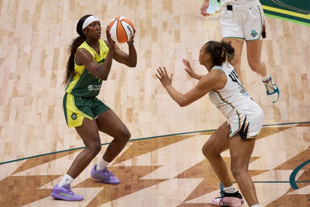 June 25, 2026, Seattle, Washington, USA: Seattle Storm guard FLAUJAE JOHNSON (4) attempts a field goal while defended by New York Liberty guard-forward BETNIJAH LANEY-HAMILTON (44) in the second quarter of the WNBA, Basketball Damen, USA match between the Seattle Storm and New York Liberty at Climate Pledge Arena in Seattle. Seattle USA - ZUMAd218 20260625_zsp_d218_012 Copyright: xRichardxDizonx