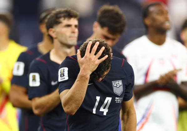 Sebastian Berhalter of the United States reacts after the final whistle after Turkey scored the winning goal in the last minute of play during a FIFA World Cup, WM, Weltmeisterschaft, Fussball match at Los Angeles Stadium in Los Angeles, on Thursday, June 25, 2026. Turkey beat the U.S. 3-2.  LAP20260625830 CHRISTIANxBRUNSKILL