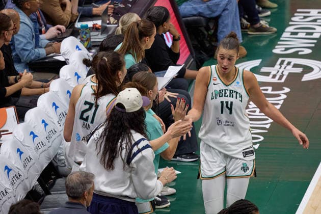 June 25, 2026, Seattle, Washington, USA: New York Liberty center RAQUEL CARRERA (14) returns to the bench in the second quarter of the WNBA, Basketball Damen, USA match between the Seattle Storm and New York Liberty at Climate Pledge Arena in Seattle. Seattle USA - ZUMAd218 20260625_zsp_d218_013 Copyright: xRichardxDizonx