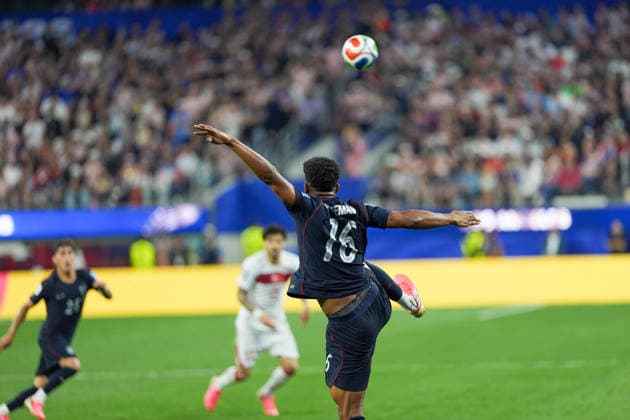 Turkiye v USA - FIFA World Cup, WM, Weltmeisterschaft, Fussball 2026 - Group D LOS ANGELES, CALIFORNIA - JUNE 25: Alex Freeman (16) of USA in action during the 2026 FIFA World Cup First Stage Group D match between Turkiye and USA at the Los Angeles Stadium (SoFi Stadium) in Inglewood, California, United States on June 25, 2026. Tayfun Coskun Anadolu Los Angeles United States. Editorial use only. Please get in touch for any other usage.  Copyright: x2026xAnadoluxTayfunxCoskunx