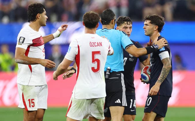 Christian Pulis of the United States (10) speaks to the referee as Turkey s Salih Ozcan (15) and Ozan Kabak (5) look on in the second half of a FIFA World Cup, WM, Weltmeisterschaft, Fussball match at Los Angeles Stadium in Los Angeles, on Thursday, June 25, 2026. Turkey beat the U.S. 3-2.  LAP20260625831 CHRISTIANxBRUNSKILL