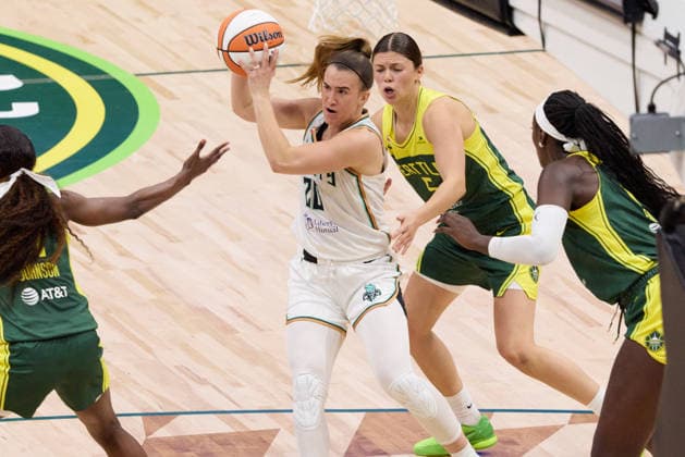 June 25, 2026, Seattle, Washington, USA: New York Liberty guard SABRINA IONESCU (20) controls the basketball in the fourth quarter of the WNBA, Basketball Damen, USA match between the Seattle Storm and New York Liberty at Climate Pledge Arena in Seattle. WNBA 2026: Seattle 99:88 New York  - ZUMAd218 20260625_zsp_d218_027 Copyright: xRichardxDizonx