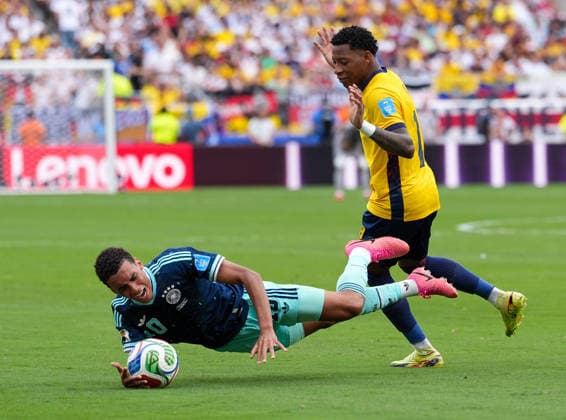 Jamal Musiala (Deutschland, 10) faellt nach Kontakt mit Gonzalo Plata (Ecuador, 19) auf den Rasen. USA, FIFA Weltmeisterschaft, Ecuador vs Deutschland, East Rutherford, 25.06.2026 USA, FIFA Weltmeisterschaft, Ecuador vs Deutschland, East Rutherford, 25.06.2026 East Rutherford *** Jamal Musiala (Germany), No. 10, falls to the ground after contact with Gonzalo Plata (Ecuador), No. 19, on the field in the U.S., FIFA World Cup, Ecuador vs. Germany, East Rutherford, June 25, 2026, U.S., FIFA World Cup, Ecuador vs. Germany, East Rutherford, June 25, 2026, East Rutherford Copyright: xEibner-Pressefoto ScottxColemanx EP_SCN