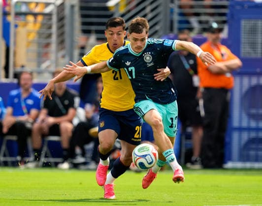 Florian Wirtz (Deutschland, 17) im Zweikampf mit Alan Franco (Ecuador, 21) USA, FIFA Weltmeisterschaft, Ecuador vs Deutschland, East Rutherford, 25.06.2026 USA, FIFA Weltmeisterschaft, Ecuador vs Deutschland, East Rutherford, 25.06.2026 East Rutherford *** Florian Wirtz (Germany), 17, in a one-on-one battle with Alan Franco (Ecuador), 21, USA, FIFA World Cup, Ecuador vs. Germany, East Rutherford, June 25, 2026, USA, FIFA World Cup, Ecuador vs. Germany, East Rutherford, June 25, 2026, East Rutherford Copyright: xEibner-Pressefoto ScottxColemanx EP_SCN