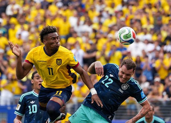 Kevin Rodriguez (Ecuador, 11) koepft den Ball nach einem Eckball ueber David Raum (Deutschland, 22) ins Tor. USA, FIFA Weltmeisterschaft, Ecuador vs Deutschland, East Rutherford, 25.06.2026 USA, FIFA Weltmeisterschaft, Ecuador vs Deutschland, East Rutherford, 25.06.2026 East Rutherford *** Kevin Rodriguez (Ecuador, No. 11) heads the ball past David Raum (Germany, No. 22) into the goal, FIFA World Cup, Ecuador vs. Germany, East Rutherford, June 25, 2026, USA, FIFA World Cup, Ecuador vs. Germany, East Rutherford, June 25, 2026, East Rutherford Copyright: xEibner-Pressefoto ScottxColemanx EP_SCN