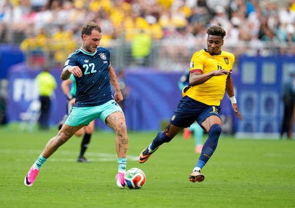 David Raum (Deutschland, 22) im Zweikampf mit Kevin Rodriguez (Ecuador, 11) USA, FIFA Weltmeisterschaft, Ecuador vs Deutschland, East Rutherford, 25.06.2026 USA, FIFA Weltmeisterschaft, Ecuador vs Deutschland, East Rutherford, 25.06.2026 East Rutherford *** David Raum (Germany), No. 22, in a tackle with Kevin Rodriguez (Ecuador), No. 11, USA, FIFA World Cup, Ecuador vs. Germany, East Rutherford, June 25, 2026, USA, FIFA World Cup, Ecuador vs. Germany, East Rutherford, June 25, 2026, East Rutherford Copyright: xEibner-Pressefoto ScottxColemanx EP_SCN