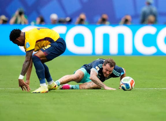 Gonzalo Plata (Ecuador, 19) im Zweikampf mit David Raum (Deutschland, 22) USA, FIFA Weltmeisterschaft, Ecuador vs Deutschland, East Rutherford, 25.06.2026 USA, FIFA Weltmeisterschaft, Ecuador vs Deutschland, East Rutherford, 25.06.2026 East Rutherford *** Gonzalo Plata (Ecuador, 19) in a tackle with David Raum (Germany, 22), USA, FIFA World Cup, Ecuador vs. Germany, East Rutherford, June 25, 2026, USA, FIFA World Cup, Ecuador vs. Germany, East Rutherford, June 25, 2026, East Rutherford Copyright: xEibner-Pressefoto ScottxColemanx EP_SCN