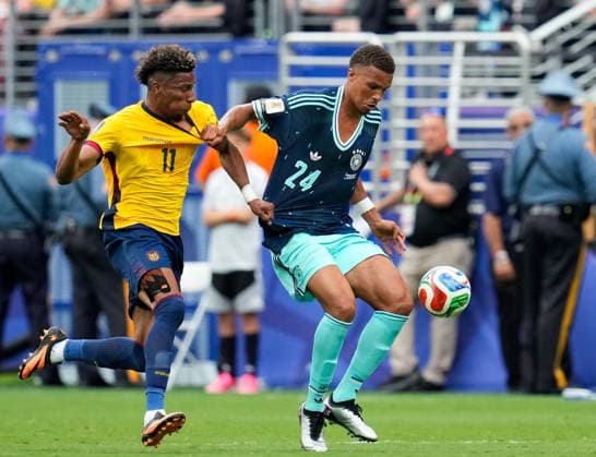 Kevin Rodriguez (Ecuador, 11) im Zweikampf mit Malick Thiaw (Deutschland, 24) USA, FIFA Weltmeisterschaft, Ecuador vs Deutschland, East Rutherford, 25.06.2026 USA, FIFA Weltmeisterschaft, Ecuador vs Deutschland, East Rutherford, 25.06.2026 East Rutherford *** Kevin Rodriguez (Ecuador), No. 11, in a tackle with Malick Thiaw (Germany), No. 24, USA, FIFA World Cup, Ecuador vs. Germany, East Rutherford, June 25, 2026, USA, FIFA World Cup, Ecuador vs. Germany, East Rutherford, June 25, 2026, East Rutherford Copyright: xEibner-Pressefoto ScottxColemanx EP_SCN
