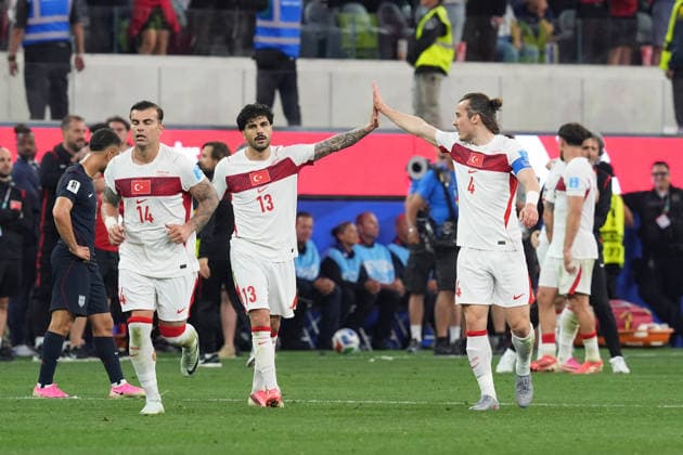Caglar Soyuncu (R) y Eren Elmali (C-L) of Turkey reacts during the FIFA World Cup, WM, Weltmeisterschaft, Fussball 2026 group stage match Turkey against United States at the SoFi Stadium in Los Angeles, United States, 25 June 2026. FIFA World Cup 2026 - Group D - Turkey vs USA !ACHTUNG: NUR REDAKTIONELLE NUTZUNG!  Copyright: xOmarxAlonsox GR5447 20260626-55020713680_1