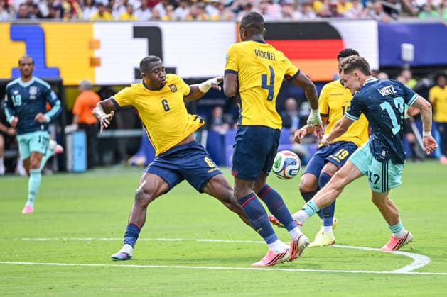 Willian Pacho (Ecuador), Joel Ordonez (Ecuador), Gonzalo Plata (Ecuador) and Florian Wirtz (Germany) battle for the ball during the FIFA World Cup, WM, Weltmeisterschaft, Fussball 2026 Group E match between Ecuador and Germany at New York New Jersey Stadium on June 25, 2026 in East Rutherford, United States. (Photo by Harry Langer DeFodi Images) - *** Willian Pacho (Ecuador), Joel Ordonez of Ecuador, Gonzalo Plata of Ecuador, and Florian Wirtz of Germany battle for the ball during the 2026 FIFA World Cup Group E match between Ecuador and Germany at New York New Jersey Stadium on June 25, 2026, in East Rutherford, United States. Photo by Harry Langer, DeFodi Images