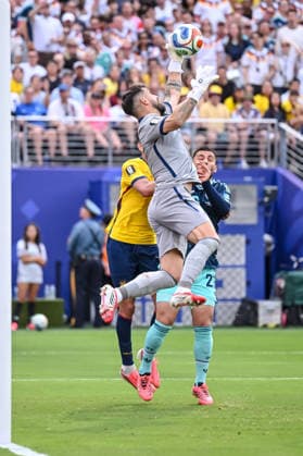 goalkeeper Hernan Galindez (Ecuador) and Deniz Undav (Germany) battle for the ball during the FIFA World Cup, WM, Weltmeisterschaft, Fussball 2026 Group E match between Ecuador and Germany at New York New Jersey Stadium on June 25, 2026 in East Rutherford, United States. (Photo by Harry Langer DeFodi Images) - *** Ecuadorian goalkeeper Hernan Galindez and Germany s Deniz Undav battle for the ball during the 2026 FIFA World Cup Group E match between Ecuador and Germany at New York New Jersey Stadium on June 25, 2026, in East Rutherford, United States. Photo by Harry Langer, DeFodi Images