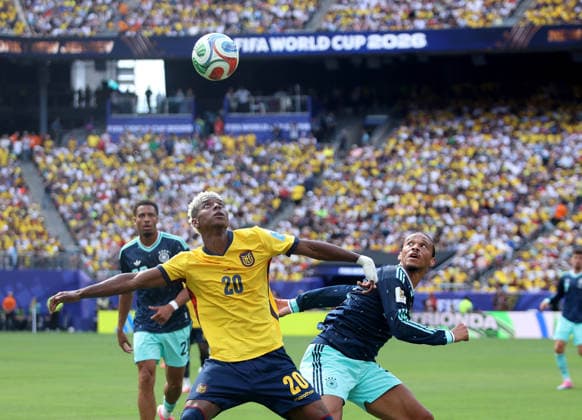 June 25, 2026, East Rutherford, New York, USA: NILSON ANGULO of Ecuador (L) and LEROY SANE of Germany (R) fight for the ball during the FIFA World Cup, WM, Weltmeisterschaft, Fussball 2026 Group E match between Ecuador and Germany at New York New Jersey Stadium. East Rutherford USA - ZUMAs337 20260625_znp_s337_008 Copyright: xGentxShkullakux