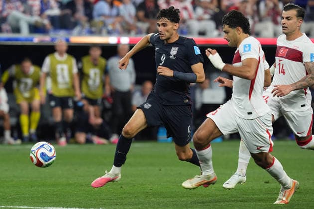Salih Ozcan (R) of Turkey vies for the ball with Ricardo Pepi of United States during the FIFA World Cup, WM, Weltmeisterschaft, Fussball 2026 group stage match Turkey against United States at the SoFi Stadium in Los Angeles, United States, 25 June 2026. FIFA World Cup 2026 - Group D - Turkey vs USA !ACHTUNG: NUR REDAKTIONELLE NUTZUNG!  Copyright: xOmarxAlonsox GR5443 20260626-55020713691_1