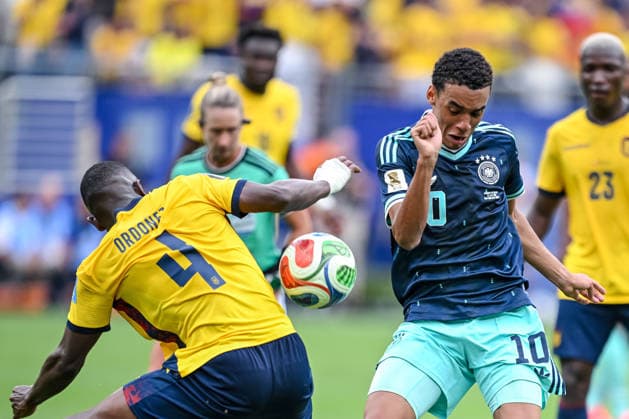 Joel Ordonez (Ecuador) and Jamal Musiala (Germany) battle for the ball during the FIFA World Cup, WM, Weltmeisterschaft, Fussball 2026 Group E match between Ecuador and Germany at New York New Jersey Stadium on June 25, 2026 in East Rutherford, United States. (Photo by Harry Langer DeFodi Images) - *** Joel Ordonez of Ecuador and Jamal Musiala of Germany battle for the ball during the 2026 FIFA World Cup Group E match between Ecuador and Germany at New York New Jersey Stadium on June 25, 2026, in East Rutherford, United States. Photo by Harry Langer, DeFodi Images
