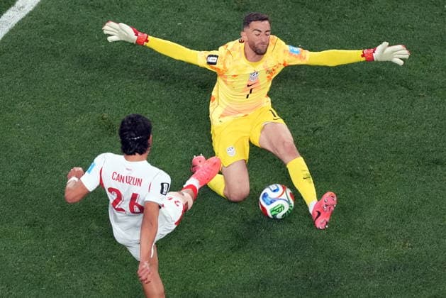 FIFA World Cup, WM, Weltmeisterschaft, Fussball 2026 - Group D - Turkey vs USA USA s goalkeeper Matt Turner (C) fails to stop a shot by Turkey s Can Uzun (R) leading to a goal by Kaan Ayhan (not pictured) during the FIFA World Cup 2026 group stage match between USA and Turkey in Los Angeles, USA, 25 June 2026. LOS ANGELES United States  Copyright: xSCOTTxSTRAZZANTEx