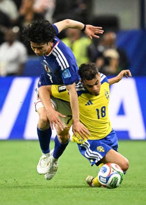 (260626) -- DALLAS, June 26, 2026 -- Tanaka Ao (L) of Japan vies with Yasin Ayari of Sweden during the group F match between Japan and Sweden at the 2026 FIFA World Cup, WM, Weltmeisterschaft, Fussball at Dallas Stadium in Dallas, the United States, on June 25, 2026. ) (SP)U.S.-DALLAS-FOOTBALL-FIFA WORLD CUP-GROUP F-JPN VS SWE WuxXiaoling 