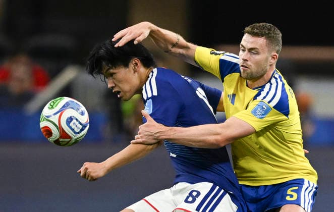 (260626) -- DALLAS, June 26, 2026 -- Kubo Takefusa (L) of Japan vies with Gabriel Gudmundsson of Sweden during the group F match between Japan and Sweden at the 2026 FIFA World Cup, WM, Weltmeisterschaft, Fussball at Dallas Stadium in Dallas, the United States, on June 25, 2026. ) (SP)U.S.-DALLAS-FOOTBALL-FIFA WORLD CUP-GROUP F-JPN VS SWE WuxXiaoling 
