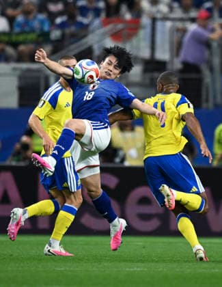 (260626) -- DALLAS, June 26, 2026 -- Ueda Ayase (C) of Japan vis with Isak Hien (R) of Sweden during the group F match between Japan and Sweden at the 2026 FIFA World Cup, WM, Weltmeisterschaft, Fussball at Dallas Stadium in Dallas, the United States, on June 25, 2026. ) (SP)U.S.-DALLAS-FOOTBALL-FIFA WORLD CUP-GROUP F-JPN VS SWE WuxXiaoling 