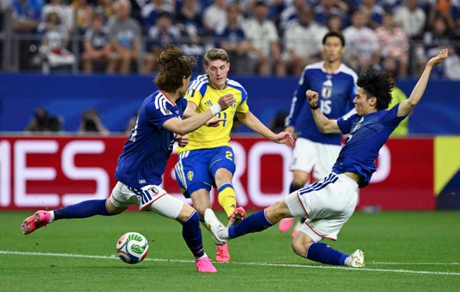 (260626) -- DALLAS, June 26, 2026 -- Players from both sides compete during the group F match between Japan and Sweden at the 2026 FIFA World Cup, WM, Weltmeisterschaft, Fussball at Dallas Stadium in Dallas, the United States, on June 25, 2026. ) (SP)U.S.-DALLAS-FOOTBALL-FIFA WORLD CUP-GROUP F-JPN VS SWE WuxXiaoling 