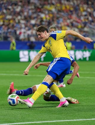 (260626) -- DALLAS, June 26, 2026 -- Elliot Stroud of Sweden competes during the group F match between Japan and Sweden at the 2026 FIFA World Cup, WM, Weltmeisterschaft, Fussball at Dallas Stadium in Dallas, the United States, on June 25, 2026. ) (SP)U.S.-DALLAS-FOOTBALL-FIFA WORLD CUP-GROUP F-JPN VS SWE WuxXiaoling 